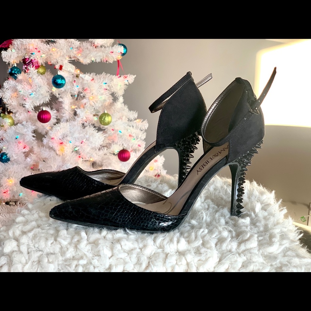 Pointy toed heels
